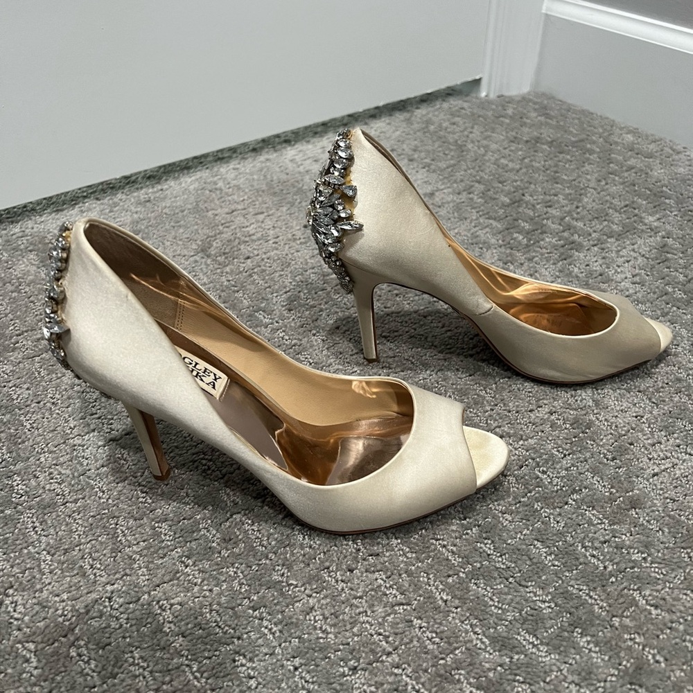 Badgley Mischka Jeweled Crème Open Toe Size 8